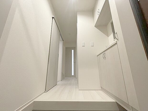 玄関は家の第一印象を左右する重要な場所。ほどよい広さとスタイリッシュな色遣いが印象的です。 