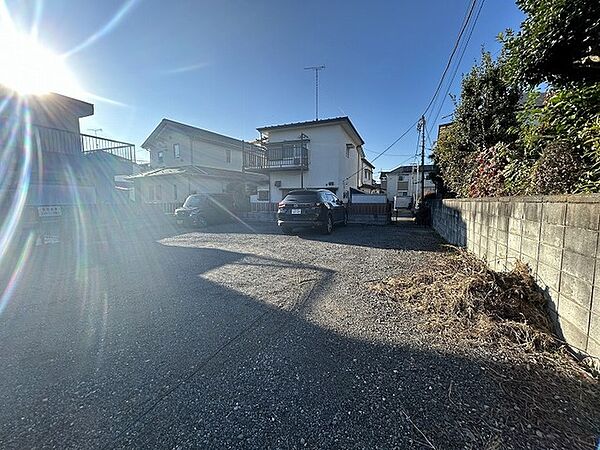建築条件なしの敷地。弊社グループ「白馬建設」にて建物プランをご提案できます。実際の陽当たりやサイズ感を現地でお確かめください。