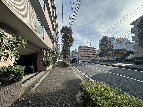 実際に室内をご見学頂くと生活のイメージが広がると思います。家具を置いたイメージや窓からの景色など。周辺で販売に出している物件も一緒にまとめてご見学頂き、比較する事もできます。