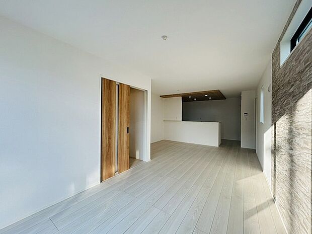 家族が食事するダイニングスペースをキッチンから見渡せる設計に。お料理をしながら家族とのコミュニケーションが増えそうな予感。