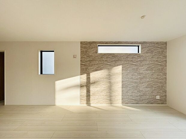 ゆとりのあるサイズのリビングダイニング。 お食事スペースと、お寛ぎ空間を分けてご利用可能。 少し大きめのソファーを置いて、 一家団欒なお時間をご共有ください。