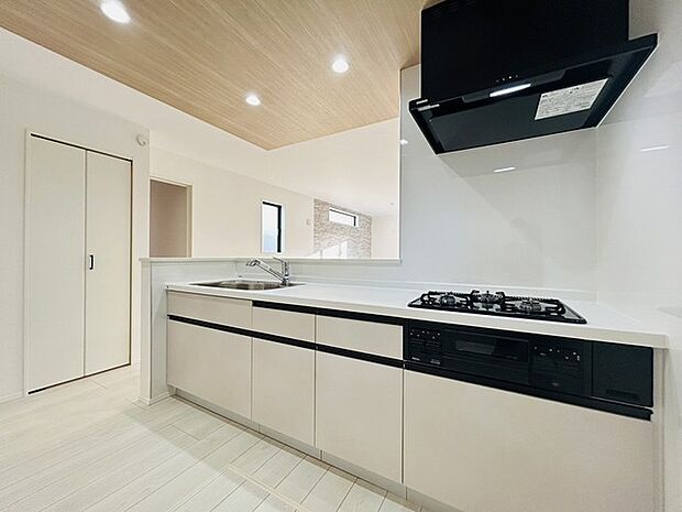 カウンターキッチンならではの開放的な見通し、全体が見渡せることでご家族の団欒スペースもより明るく笑顔が溢れる空間となります。