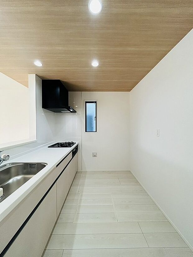 キッチンコンロスペースの近くには、空気の入れ替えが可能な開口部を設置!! お料理をする際には、換気扇を回しながら匂いが籠らない様に開放してお料理もお楽しみ頂けます。