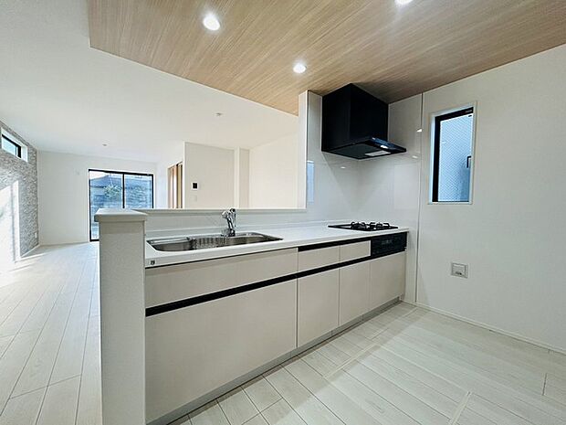 キッチンコンロスペースの近くには、空気の入れ替えが可能な開口部を設置！！ お料理をする際には、換気扇を回しながら匂いが籠らない様に開放してお料理もお楽しみ頂けます。 