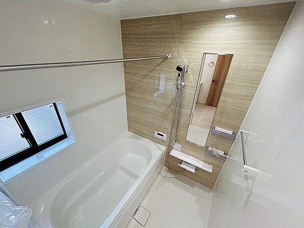 浴室乾燥機の他にも開口部のある浴室スペース。 お風呂上がりの湿気も、窓を開けておくことで改善可能。 お湯につかりながら、ちょっとした露天気分?