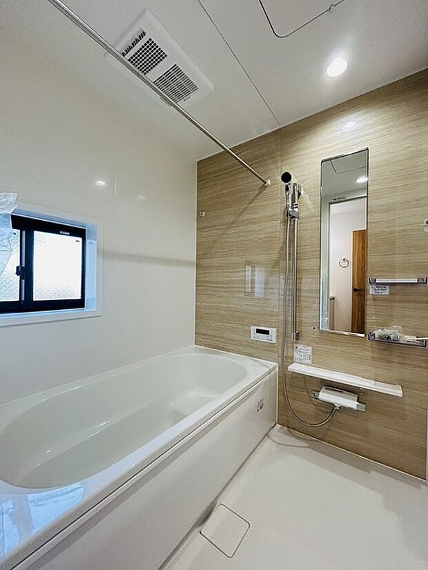 一日の疲れを癒してくれるゆったりとしたバスルームです。