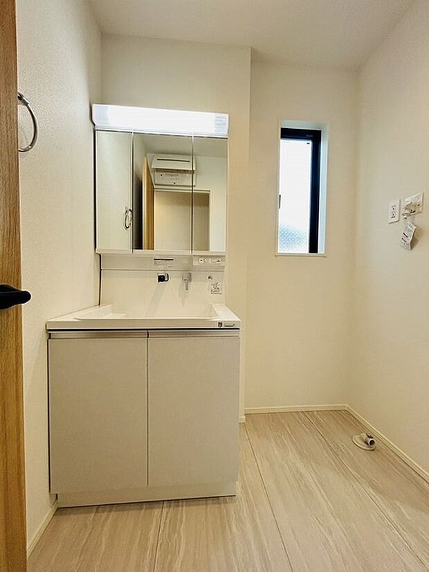 三面鏡に洗面台。 コンセントに照明機能、多機能性を備えた設備です。