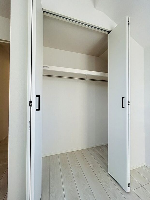 豊富な収納スペースもこの物件の特長の一つ。各所に収納が完備されており、生活をスッキリと整えることができます。 