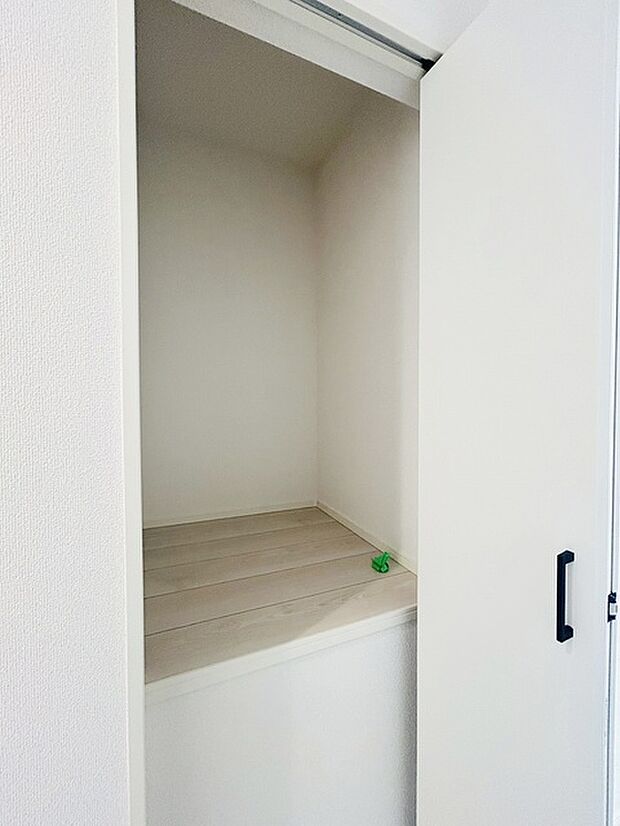 各所に効率的に配置された収納スペースがあり、日常のモノをすっきりと収納できます。