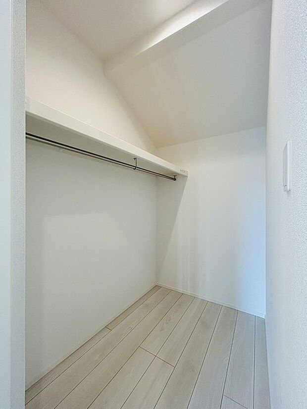 収納スペースがたっぷりと確保されたこの物件では、生活をより快適に送ることができます。