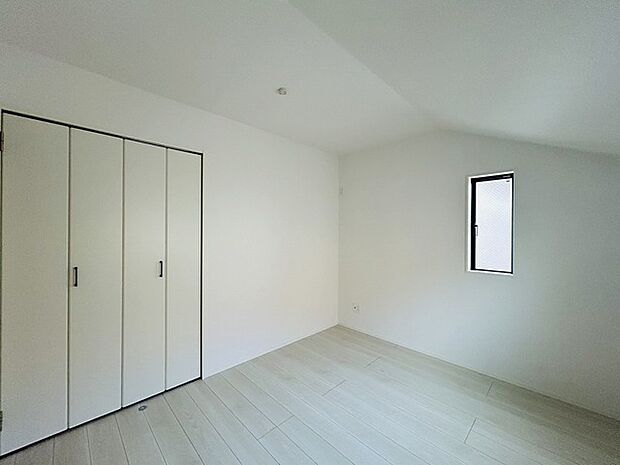 洋室はモダンなデザインと機能性を備え、快適な生活空間に。明るい窓から差し込む自然光が広々とした空間をさらに明るく開放的に感じさせます。