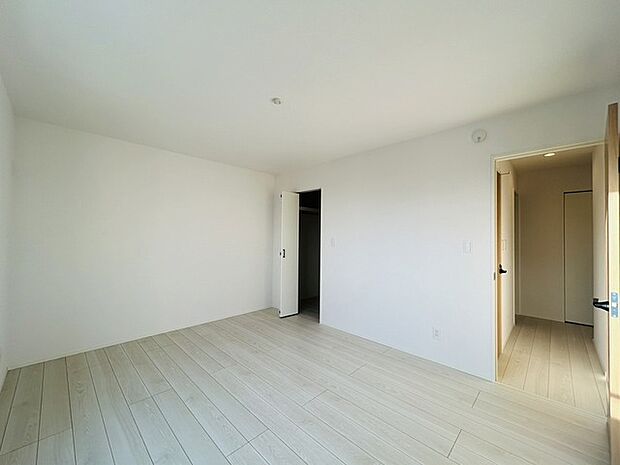 スタイリッシュなデザインと快適な居住性を兼ね備えた洋室。広々とした空間は、自分らしいインテリアを楽しむことができるほか、リラックスした時間を過ごすことができそうです。 