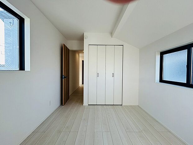 スマートなデザインと賢い収納が生活を快適にします。広々とした雰囲気を演出する工夫が施され、生活空間の魅力を引き出します。