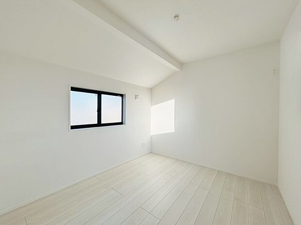 勾配天井の2階のお部屋。この勾配の角度がお洒落な雰囲気を感じさせてくれます。