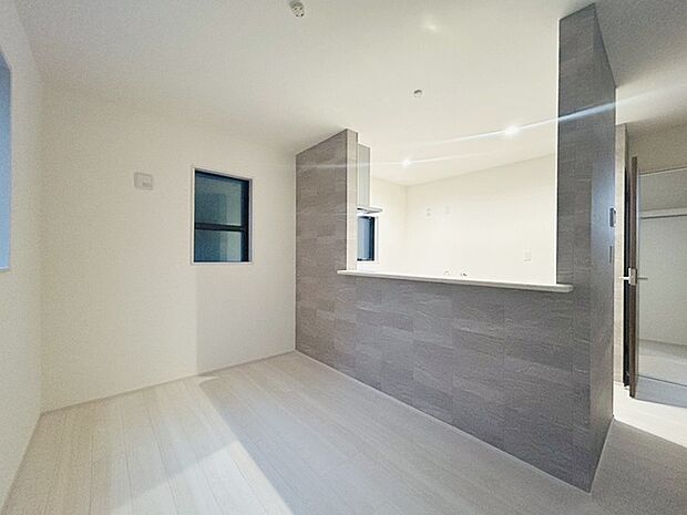 家族が食事するダイニングスペースをキッチンから見渡せる設計に。お料理をしながら家族とのコミュニケーションが増えそうな予感。 