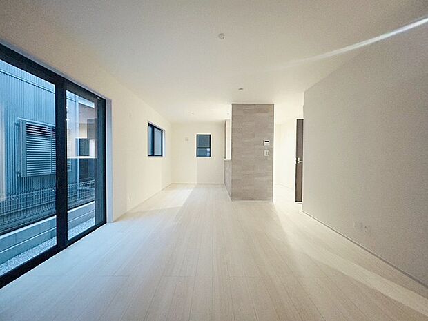 家族の集まるリビングは気持ちの良い自然光が差し込む団欒空間。室内のご見学予約も随時、受付中ですのでお気軽にお問合せください。 