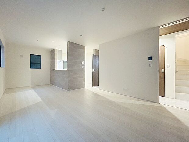 家族が一番集まる場所だから広々としつつも素敵な空間であって欲しい。みんながくつろぐリビングからキッチンまでが一つの空間のように繋がる間取り。 