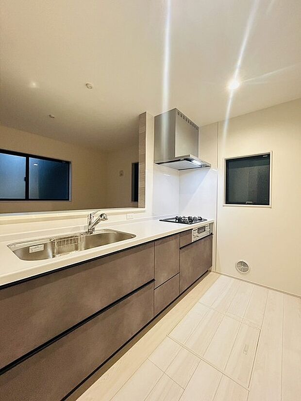 キッチンコンロスペースの近くには、空気の入れ替えが可能な開口部を設置！！ お料理をする際には、換気扇を回しながら匂いが籠らない様に開放してお料理もお楽しみ頂けます。 