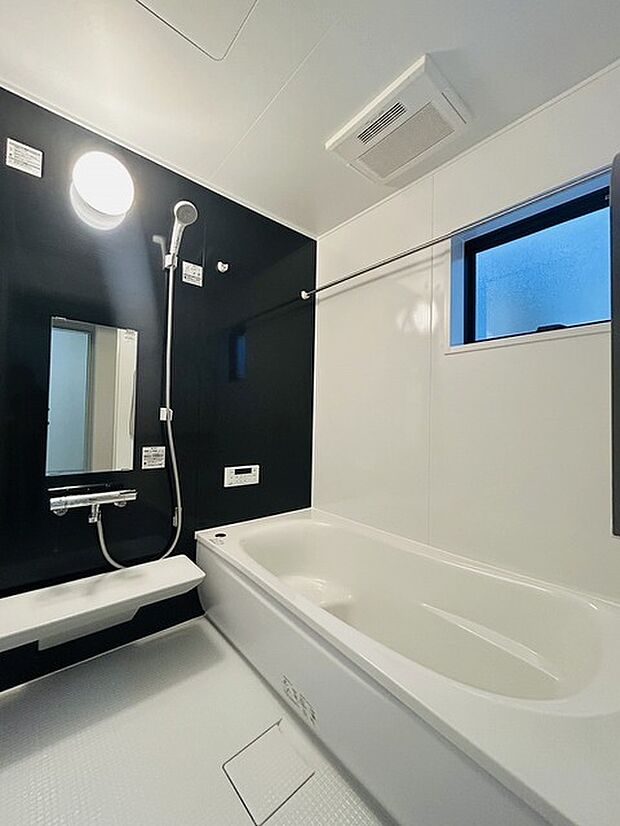 浴室乾燥機の他にも開口部のある浴室スペース。 お風呂上がりの湿気も、窓を開けておくことで改善可能。 お湯につかりながら、ちょっとした露天気分？ 