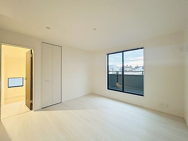 実際に室内をご見学頂くと生活のイメージが広がると思います。家具を置いたイメージや窓からの景色など。周辺で販売に出している物件も一緒にまとめてご見学頂き、比較する事もできます。