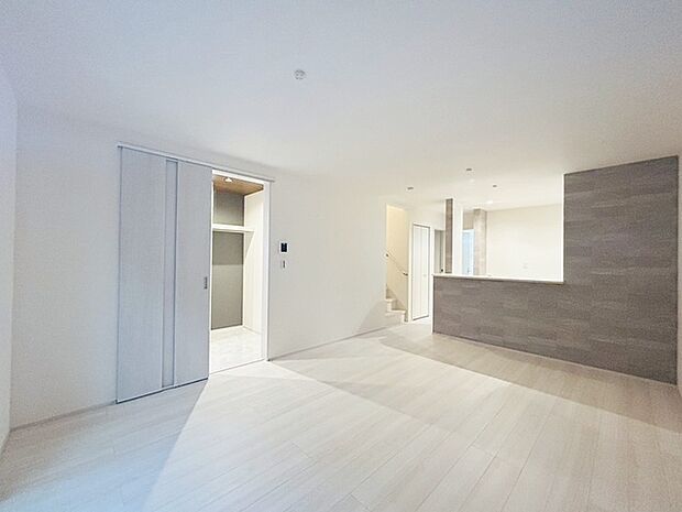 家族の集まるリビングは気持ちの良い自然光が差し込む団欒空間。室内のご見学予約も随時、受付中ですのでお気軽にお問合せください。