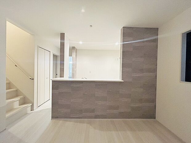 カウンターキッチンならではの開放的な見通し、全体が見渡せることでご家族の団欒スペースもより明るく笑顔が溢れる空間となります。