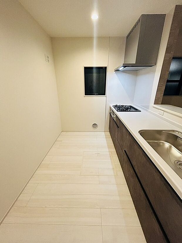 キッチンコンロスペースの近くには、空気の入れ替えが可能な開口部を設置!! お料理をする際には、換気扇を回しながら匂いが籠らない様に開放してお料理もお楽しみ頂けます。