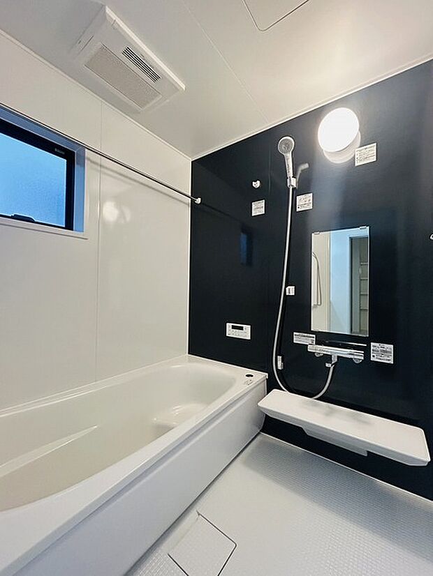 浴室乾燥機の他にも開口部のある浴室スペース。 お風呂上がりの湿気も、窓を開けておくことで改善可能。 お湯につかりながら、ちょっとした露天気分?