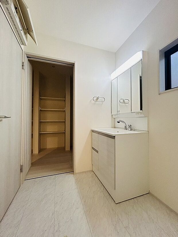 使いやすいタイプの洗面化粧台のあるランドリースペース