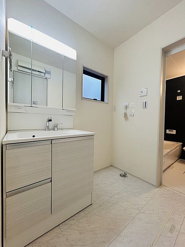 三面鏡に洗面台。 コンセントに照明機能、多機能性を備えた設備です。