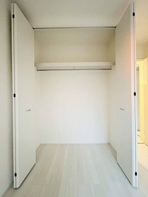 豊富な収納スペースもこの物件の特長の一つ。各所に収納が完備されており、生活をスッキリと整えることができます。