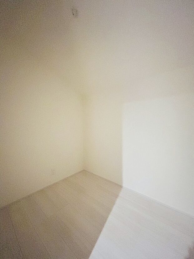 収納スペースがたっぷりと確保されたこの物件では、生活をより快適に送ることができます。