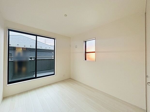 洋室はモダンなデザインと機能性を備え、快適な生活空間に。明るい窓から差し込む自然光が広々とした空間をさらに明るく開放的に感じさせます。