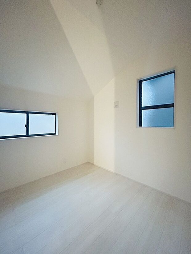 勾配天井の2階のお部屋。この勾配の角度がお洒落な雰囲気を感じさせてくれます。