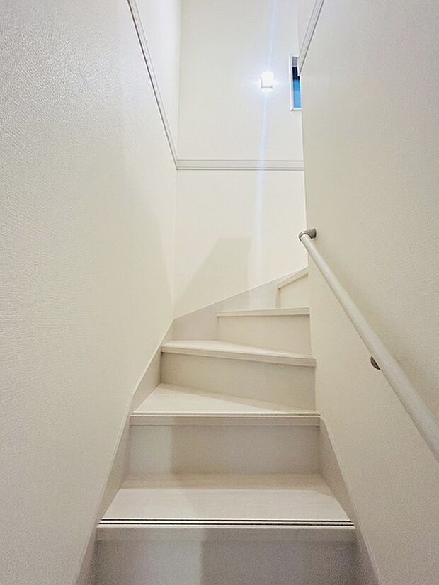 実際に室内をご見学頂くと生活のイメージが広がると思います。家具を置いたイメージや窓からの景色など。周辺で販売に出している物件も一緒にまとめてご見学頂き、比較する事もできます。