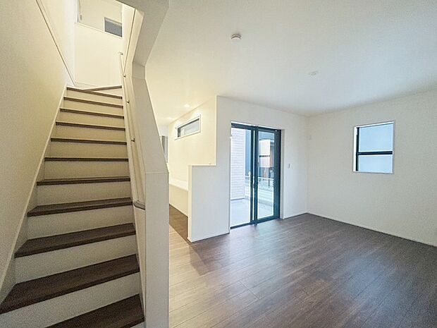 リビングの真ん中に階段がある人気のリビング階段。自然と家族のコミュニケーションが増えます。 