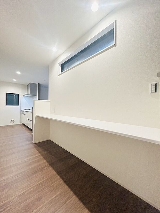 実際に室内をご見学頂くと生活のイメージが広がると思います。家具を置いたイメージや窓からの景色など。周辺で販売に出している物件も一緒にまとめてご見学頂き、比較する事もできます。