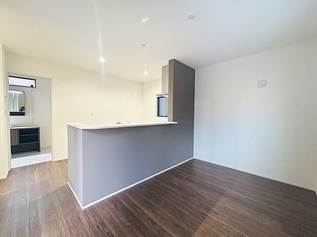 家族が食事するダイニングスペースをキッチンから見渡せる設計に。お料理をしながら家族とのコミュニケーションが増えそうな予感。 