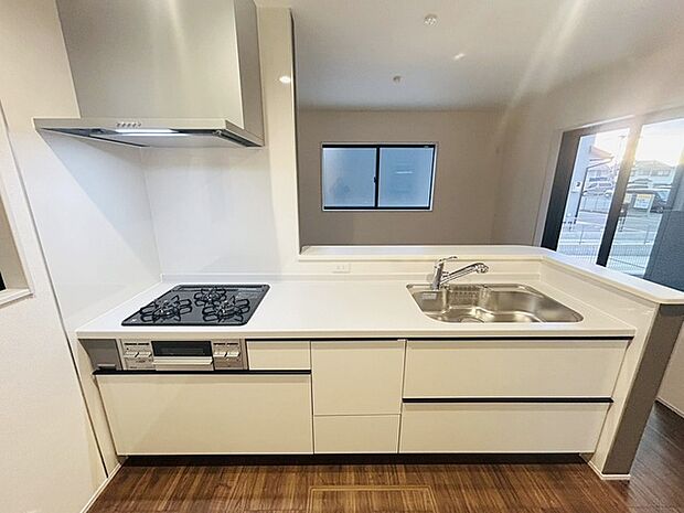 お料理をしながらリビングの家族やゲストとの会話が楽しめるカウンタータイプのキッチン。毎日のお料理を楽しく快適に。 