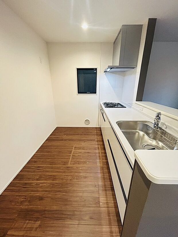 キッチンコンロスペースの近くには、空気の入れ替えが可能な開口部を設置!! お料理をする際には、換気扇を回しながら匂いが籠らない様に開放してお料理もお楽しみ頂けます。