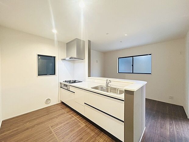 カウンターキッチンならではの開放的な見通し、全体が見渡せることでご家族の団欒スペースもより明るく笑顔が溢れる空間となります。 