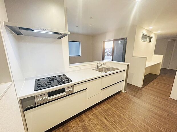 お料理をしながらリビングの家族やゲストとの会話が楽しめるカウンタータイプのキッチン。毎日のお料理を楽しく快適に。 