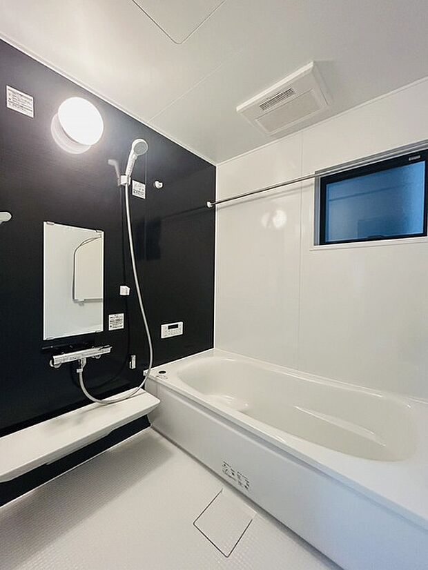 一日の疲れを癒してくれるゆったりとしたバスルームです。 