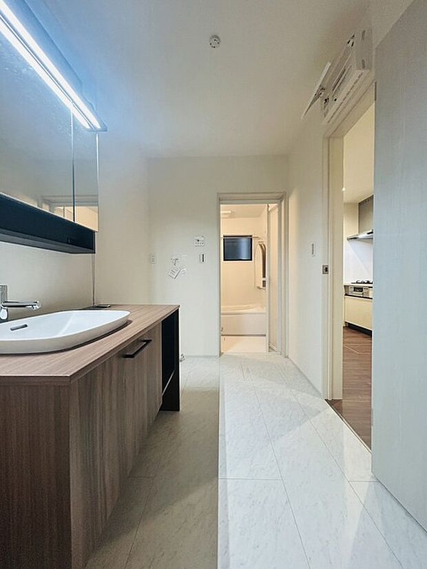 使いやすいタイプの洗面化粧台のあるランドリースペース 