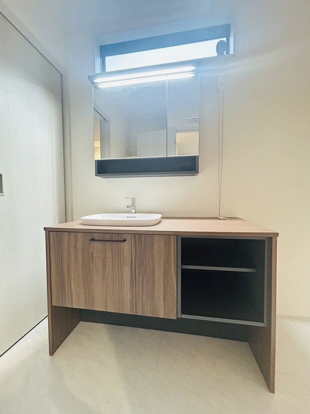 三面鏡に洗面台。 コンセントに照明機能、多機能性を備えた設備です。  