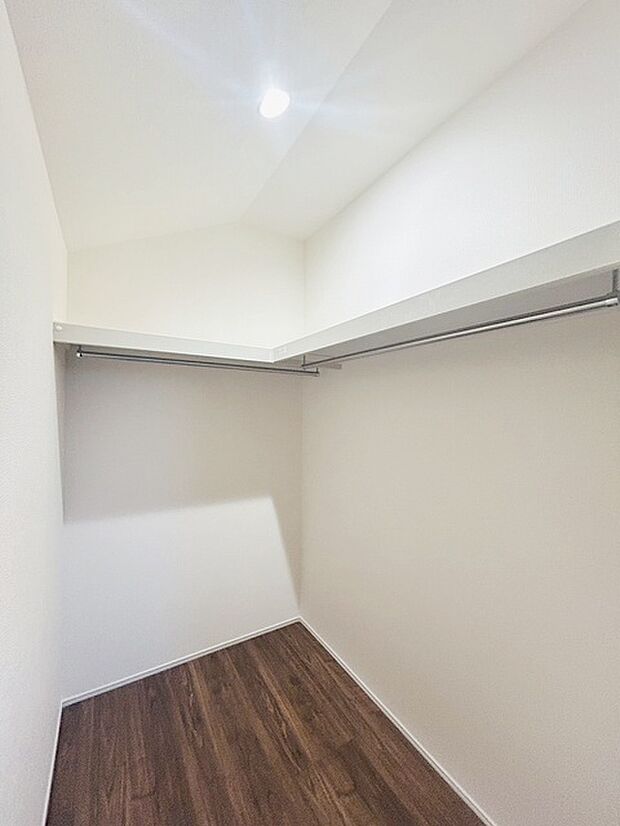沢山の洋服も収納できそうなウォークインクローゼット。荷物の多い方には嬉しい設計。 