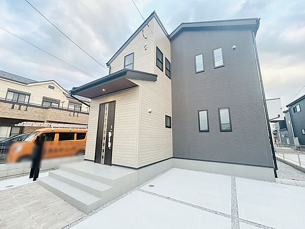 周辺の街並みの中で適度な主張、生活に溶け込むシンプルなデザインの外観が魅力の一戸建です。 