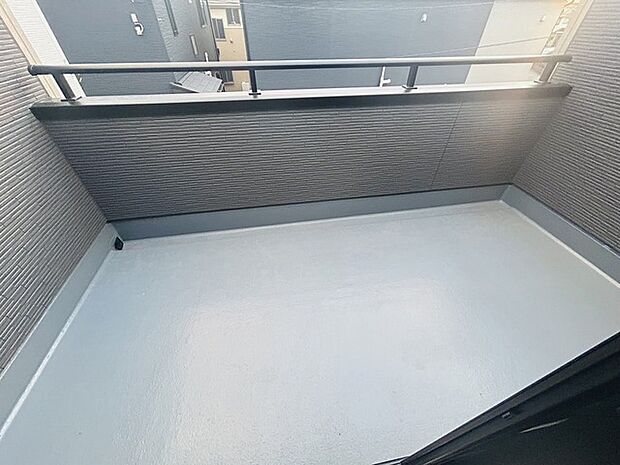 季節の変化や天気の良い日には、バルコニーでの時間が心地よく、気分をリフレッシュさせることができます。 