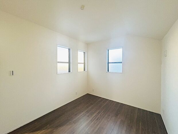 洋室はモダンなデザインと機能性を備え、快適な生活空間に。明るい窓から差し込む自然光が広々とした空間をさらに明るく開放的に感じさせます。  