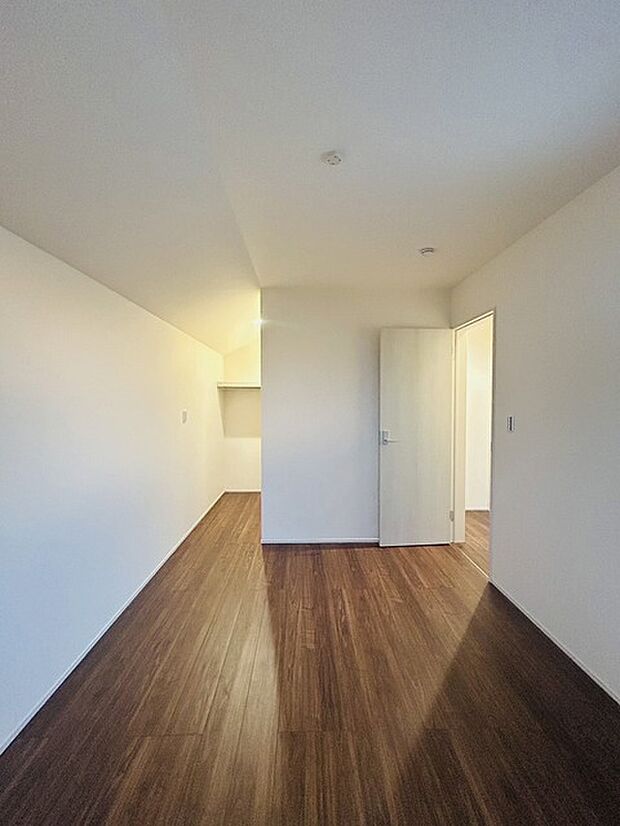 スタイリッシュなデザインと快適な居住性を兼ね備えた洋室。広々とした空間は、自分らしいインテリアを楽しむことができるほか、リラックスした時間を過ごすことができそうです。 